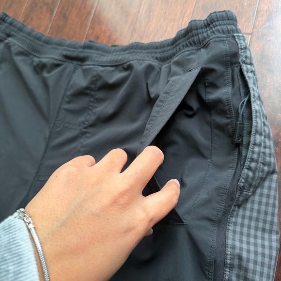 Lululemon Men's Run Response Black Shorts Size Large Checkered Gym Active Lined - Picture 3 of 9
